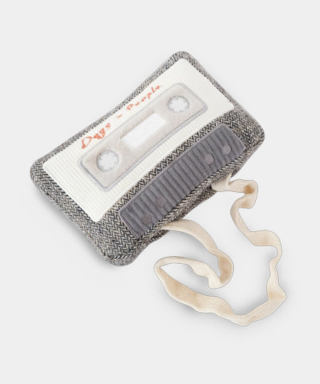 Lambwolf-Collective-jouet-design-minimalist-pour-chien-casette