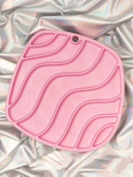 west-paw-Tapis-lechage-chien-ecologique-occupation-feast-mat