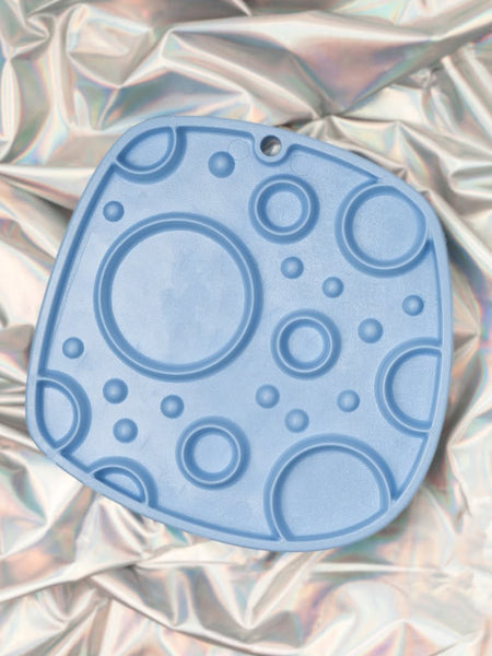 west-paw-Tapis-lechage-chien-ecologique-occupation-feast-mat