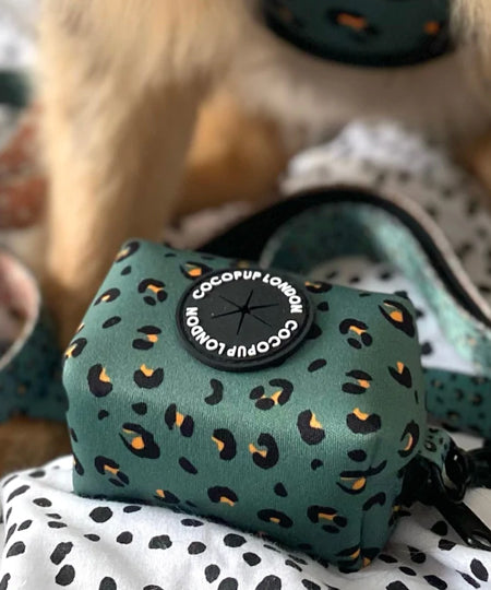 Cocopup-london-distributeur-sac-a-dejection-balade-chien-leopard-khaki-