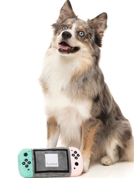 Fuzzyard-peluche-pour-chien-retro-console-dogtendo-sniff