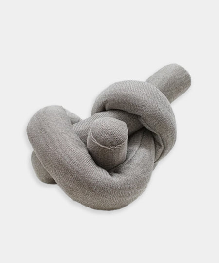 Lambwolf-Collective-jouet-design-minimalist-pour-chien-nou-gris