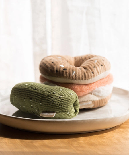 Lambwolf-Collective-jouet-design-minimalist-pour-chien-Bagel-Cornichon