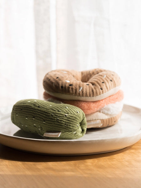 Lambwolf-Collective-jouet-design-minimalist-pour-chien-Bagel-Cornichon