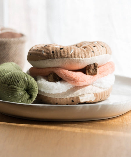 Lambwolf-Collective-jouet-design-minimalist-pour-chien-Bagel-Cornichon