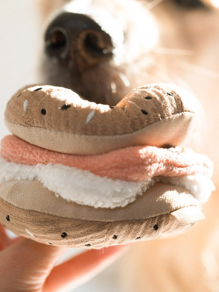 Lambwolf-Collective-jouet-design-minimalist-pour-chien-Bagel-Cornichon