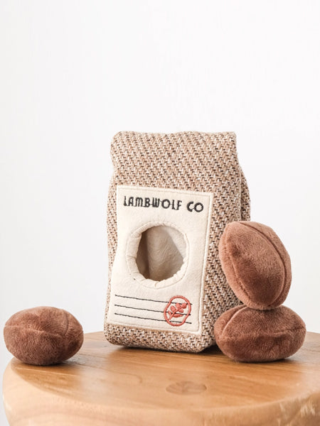 Lambwolf-Collective-jouet-design-minimalist-pour-chien-sachet-grain-cafe