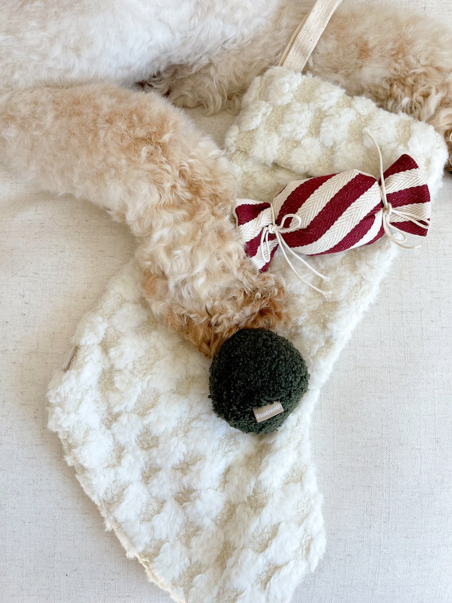 Lambwolf-Collective-peluche-chien-interactive-design-Chaussette-de-noel-XmasStocking