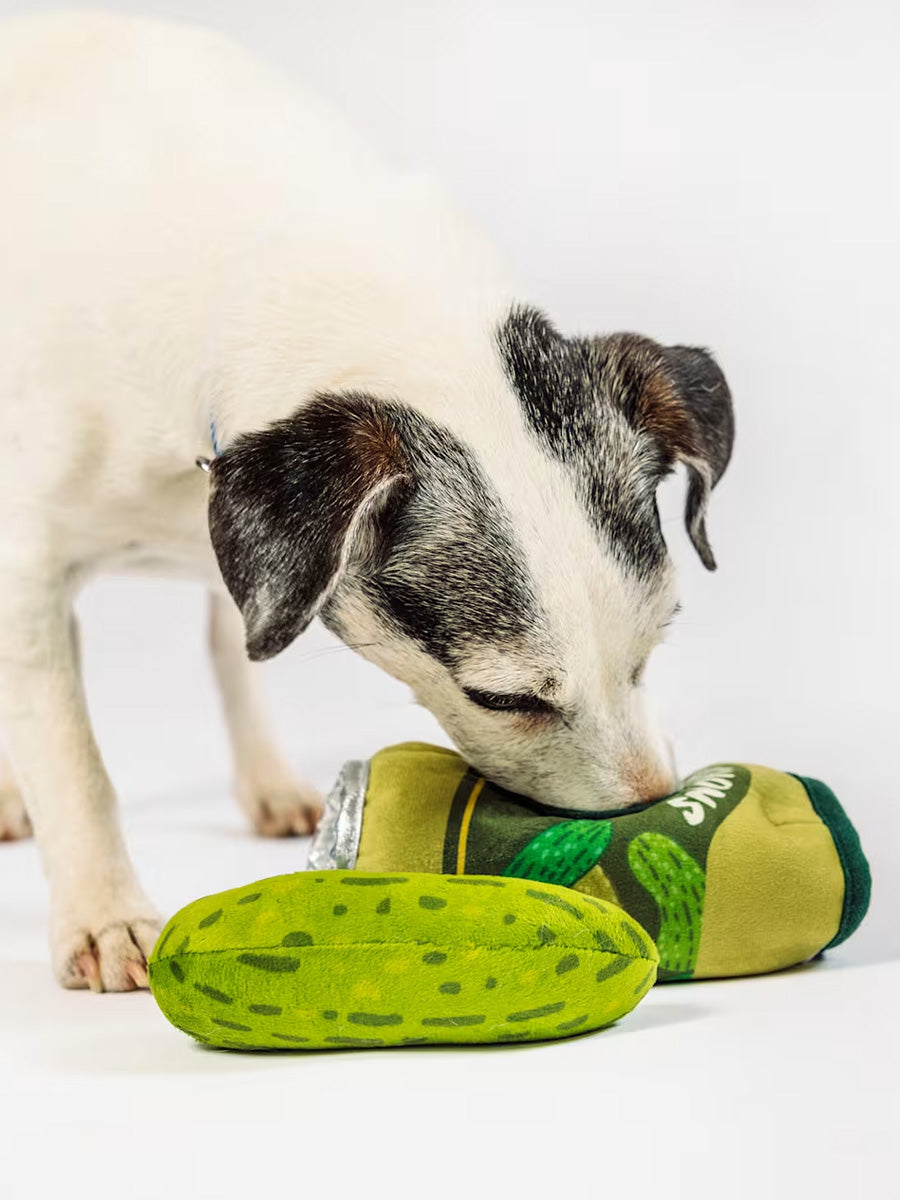 Pet-play-jouet-peluche-chien-Wine-Bar-cornichons