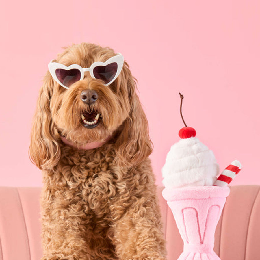 The-Foggy-Dog-peluche-fouille-balle-pour-chien-milkshare-fraise