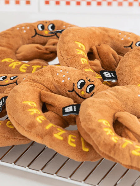       bite-me-jouet-puzzle-peluche-pour-chien-pretzel