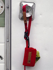 Charlie_s-Backyard-distributeur-sac-a-dejection-pour-chien-rouge