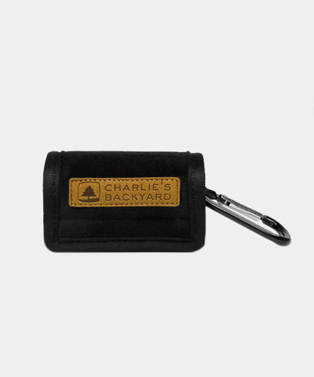 Charlie_s-Backyard-distributeur-sac-a-dejection-pour-chien-noir