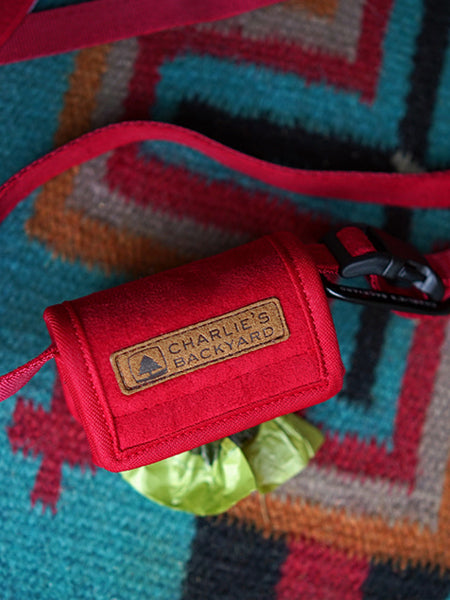 Charlie_s-Backyard-distributeur-sac-a-dejection-pour-chien-rouge