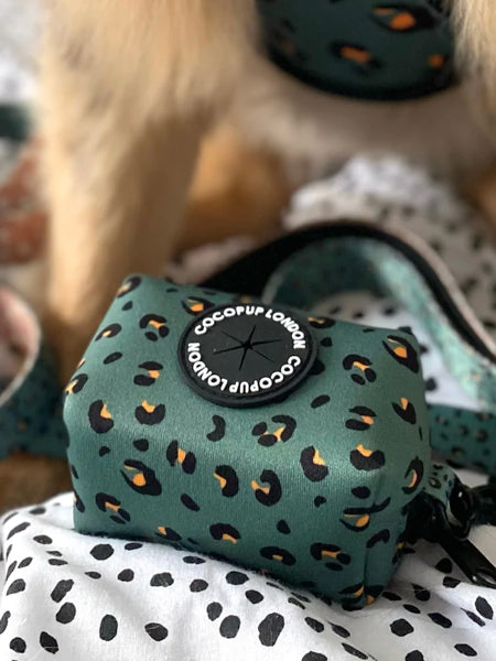       Cocopup-london-distributeur-sac-a-dejection-balade-chien-leopard-khaki-