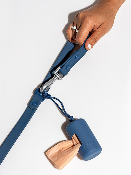 Wild-one-accessoire-chien-design-porte-sac-a-dejection-bleu