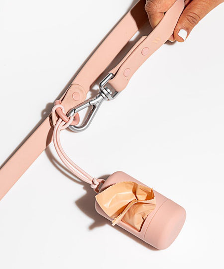 Wild-one-accessoire-chien-design-porte-sac-a-dejection-rose